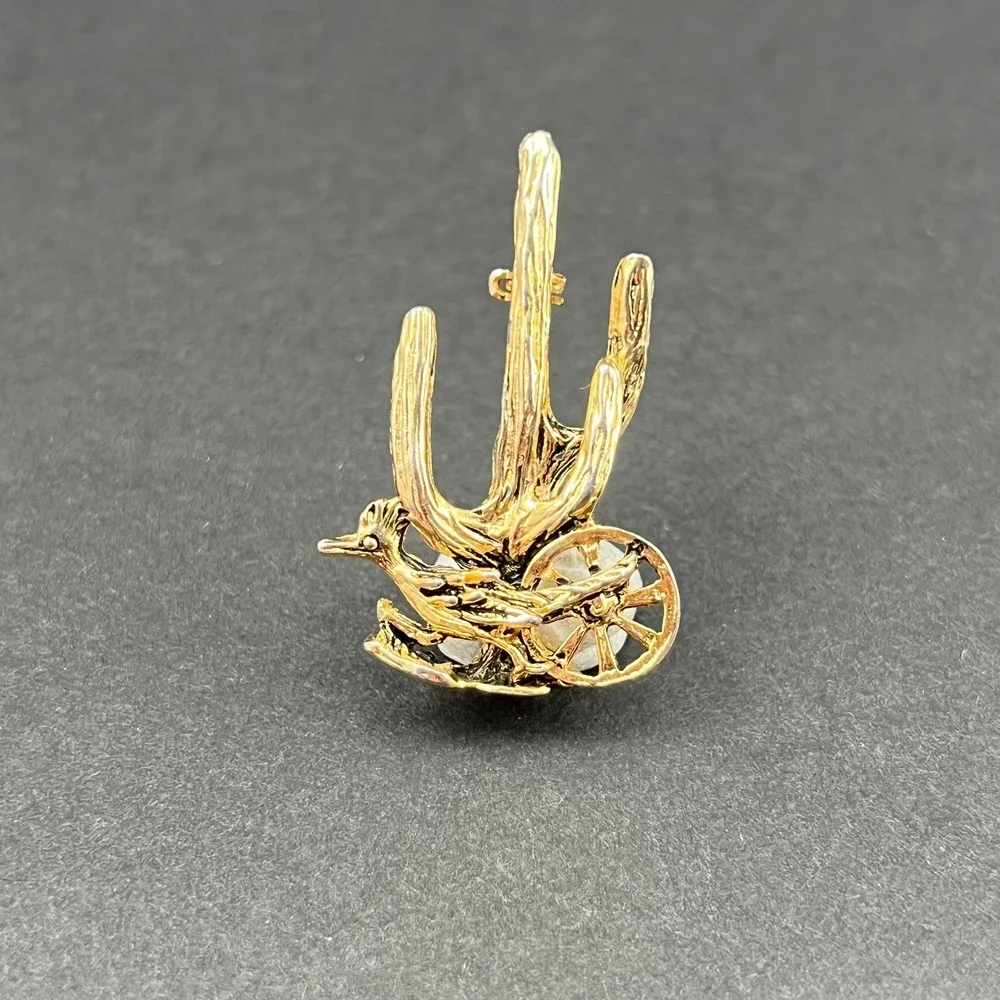 Vintage Brooch Gold Tone Southwestern Roadrunner Cactus Wagon Wheel
